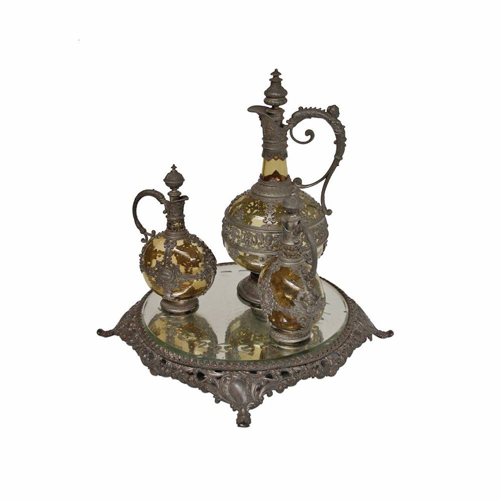 Antiqium Ürün  BRONZ İŞLEMELİ TEPSİLİ KARAF TAKIMI