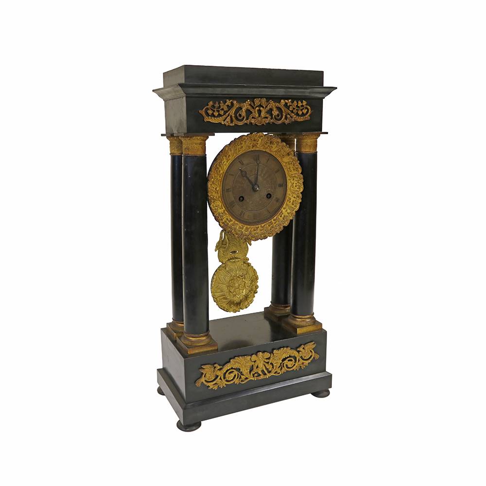 Antiqium Ürün  SİYAH MERMER ÜZERİ BRONZ DETAYLI SARKAÇLI SAAT